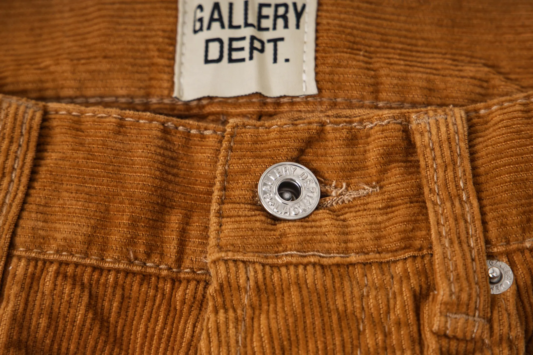 P240 Chrome Hearts Gallery 2025 corduroy spliced ​​multi-pocket couple bootcut jeans are a hot trend this season and are sought after by countless celebrities and fashionistas. The neat details of the cutting process add color to the playful fashion! The neat and meticulous design, and the well-fitting structure is unique. The upper body not only has outstanding recognition, but also looks younger and younger. A style with the ultimate wearing meaning and performance, gorgeous color matching, and the craftsmanship of this style is also extremely extraordinary. After the finished product is washed, it is disassembled and hand-made with sheepskin cross leather and then spliced ​​together to complete. The whole piece has too many craftsmanship to describe. It is decorated with patchwork cross flowers and high-waisted washed jeans! ! Absolutely high-end luxury product, a god-level single product, a super popular product, made by top heavy industry, a magic weapon that cannot be missed to hit the streets. Style number: 1847 Size: 28 30 32 34 36 Color: yellow
